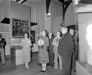 880401 Afbeelding van prinses Beatrix tijdens de opening van de tentoonstelling 'De Kogel door de Kerk?' in het ...